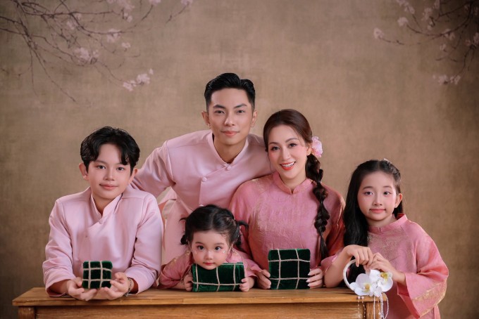 Nhà Khánh Thi - Phan Hiển cùng nhảy múa trong ảnh Tết