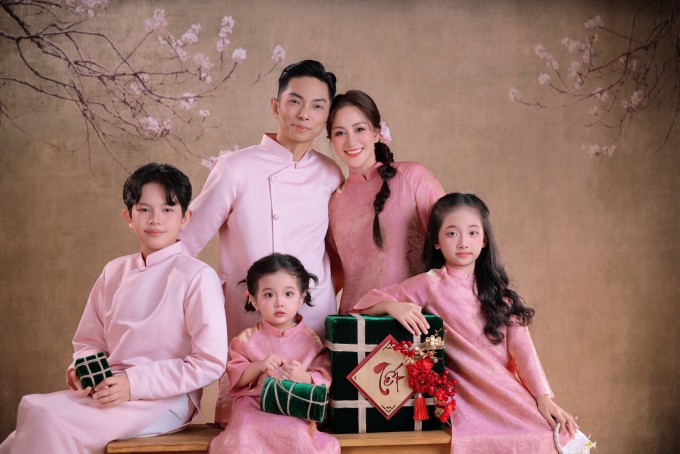 Nhà Khánh Thi - Phan Hiển nhí nhảnh trong ảnh Tết - 6