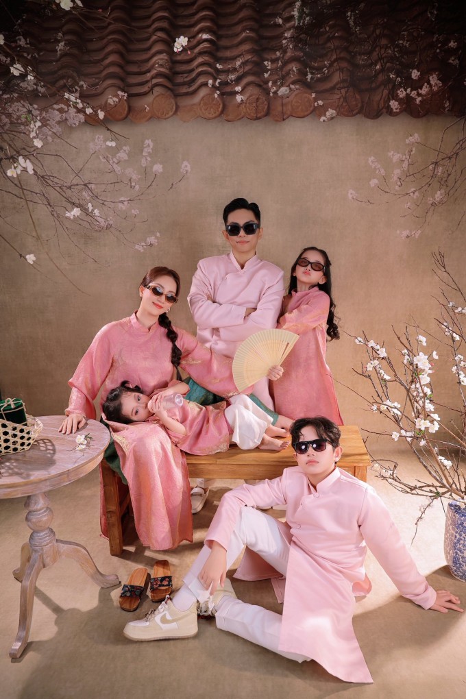 Nhà Khánh Thi - Phan Hiển nhí nhảnh trong ảnh Tết - 4