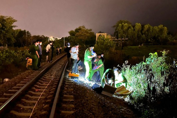 Lực lượng chức năng khám nghiệm hiện trường vụ tai nạn. Ảnh: Băng Nhân