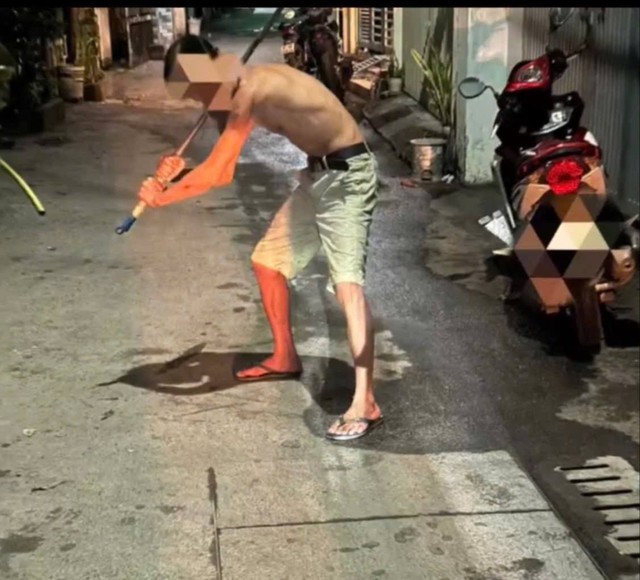 Nguyễn Lê Công Hoàng cầm hung khí gây rối tại khu dân cư. Ảnh: Công an TP Đà Nẵng.