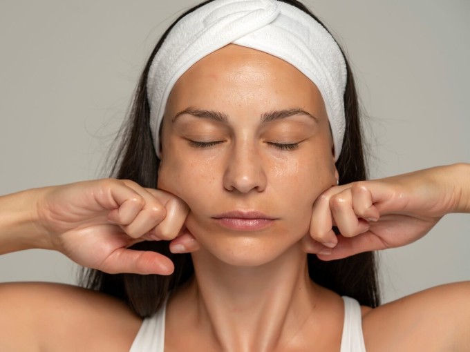 Massage bạch huyết không giống massage cơ. Hệ thống này nằm ngay dưới bề mặt da nên lực chỉ cần rất nhẹ, đủ làm da di chuyển. Nếu ấn mạnh, hiệu quả không tăng mà còn gây kích ứng.