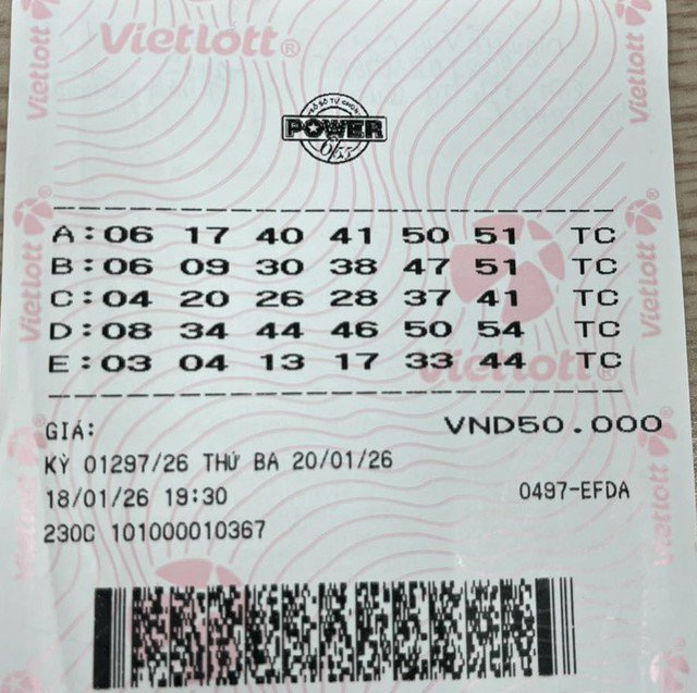 Tấm vé may mắn trúng thưởng Vietlott.