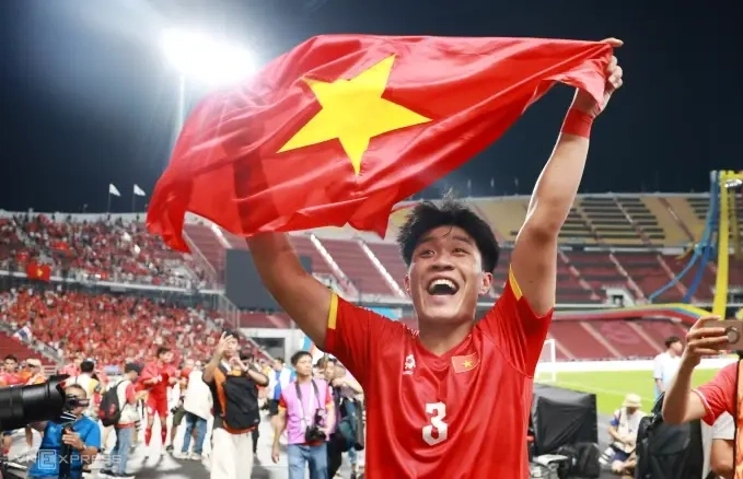 Trang phục đơn sắc của cầu thủ Phạm Lý Đức - 2