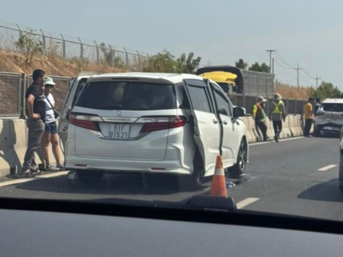 Hai ôtô chắn mặt đường sau tai nạn. Ảnh: Phú Thể