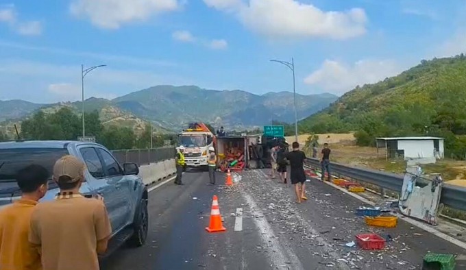 Cá từ xe đông lạnh vương vãi trên đường. Ảnh: Nguyễn Tư