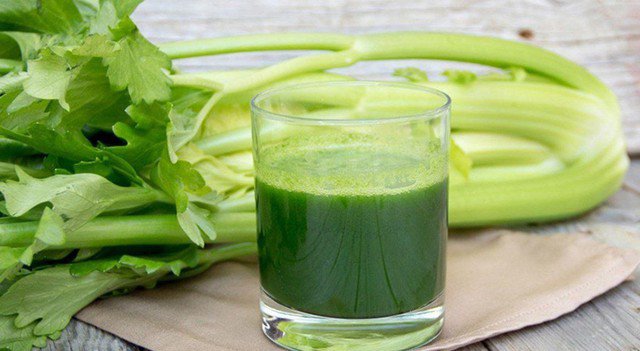 Cần tây rửa sạch, xay nhuyễn với nước lọc, có thể thêm một chút chanh hoặc táo để tăng hương vị. Nước ép cần tây là cách giúp cơ thể hấp thụ trực tiếp các dưỡng chất quan trọng có trong lá cần tây.