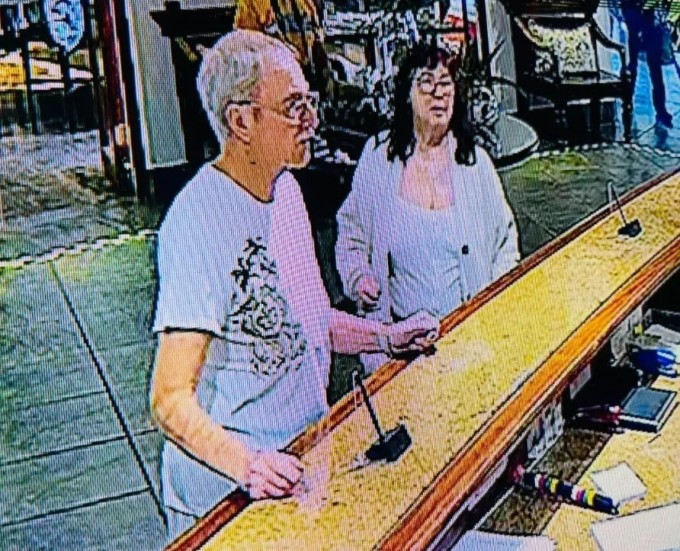 Vợ chồng Lorna ở sảnh lễ tân trong ngày bà mất tích. Ảnh: Sun