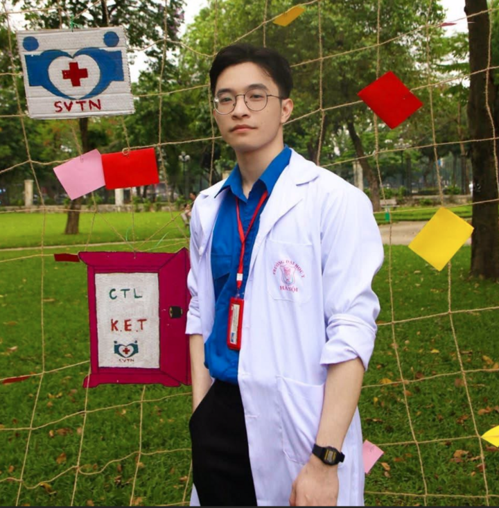 Thủ khoa đầu ra Nguyễn Mạnh Hùng - Bác sĩ nội trú da liễu xuất sắc top 7 toàn khóa 2022-2025 của Đại học Y Hà Nội. (Ảnh: NVCC)