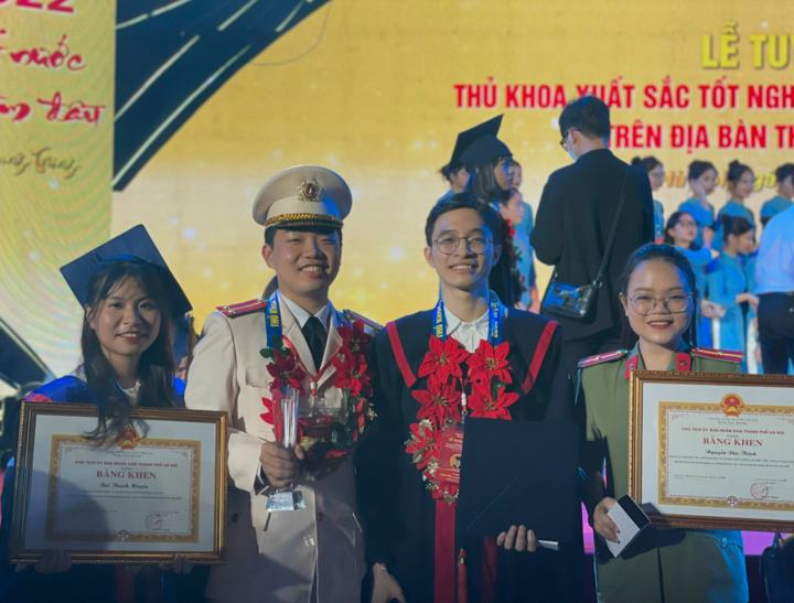 Nguyễn Mạnh Hùng (thứ ba từ trái sang) trong lễ tuyên dương thủ khoa tại Văn Miếu Quốc Tử Giám, năm 2022.