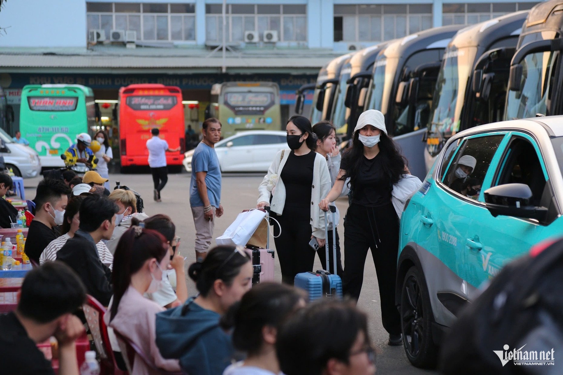 Lỉnh kỉnh đồ đạc, người dân chen chân rời TPHCM về quê đón Tết sớm - 4