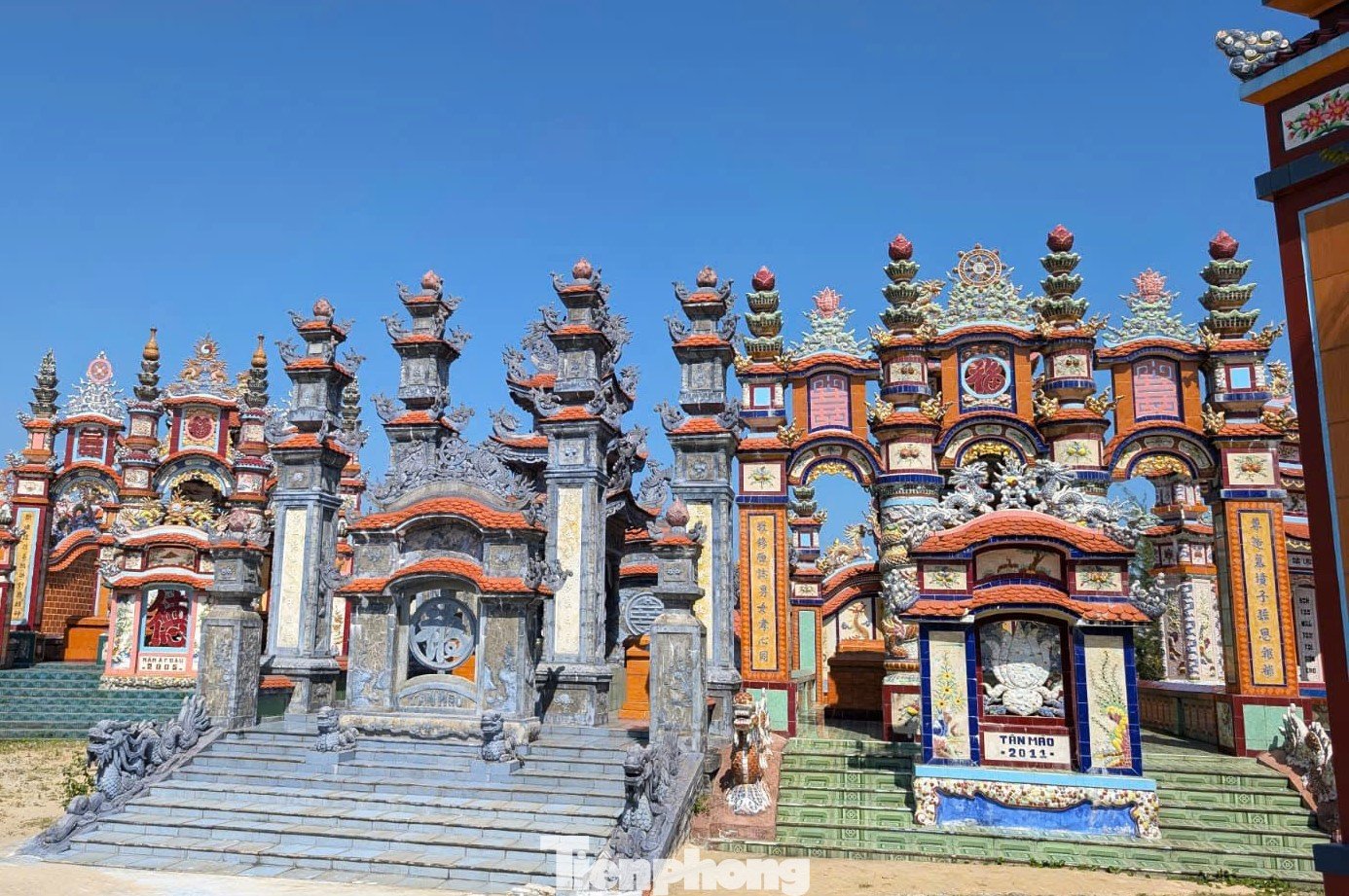 Lăng mộ được xây hoành tráng, kỳ công khiến du khách nước ngoài trầm trồ.