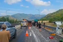 4 ôtô tông liên hoàn trên cao tốc Cam Lâm - Vĩnh Hảo