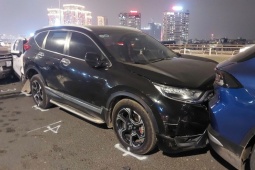 6 ô tô va chạm liên hoàn trên cầu Nhật Tân (Hà Nội)