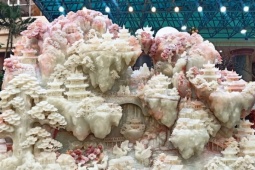 Bức tranh bằng ngọc màu trắng buốt nặng hơn 10 tấn, rao bán gần 4 tỷ đồng