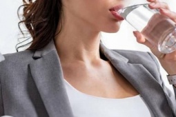 Đi vệ sinh liên tục sau khi uống nước có nguy hiểm không?