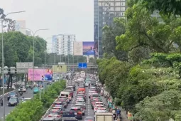 Giáp Tết, giao thông trung tâm TPHCM và cửa ngõ sân bay ùn ứ từ sáng đến chiều