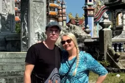 Du khách háo hức đi tham quan… nghĩa địa