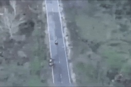 Video UAV Ukraine thả bom thiêu cháy các robot quân sự Nga