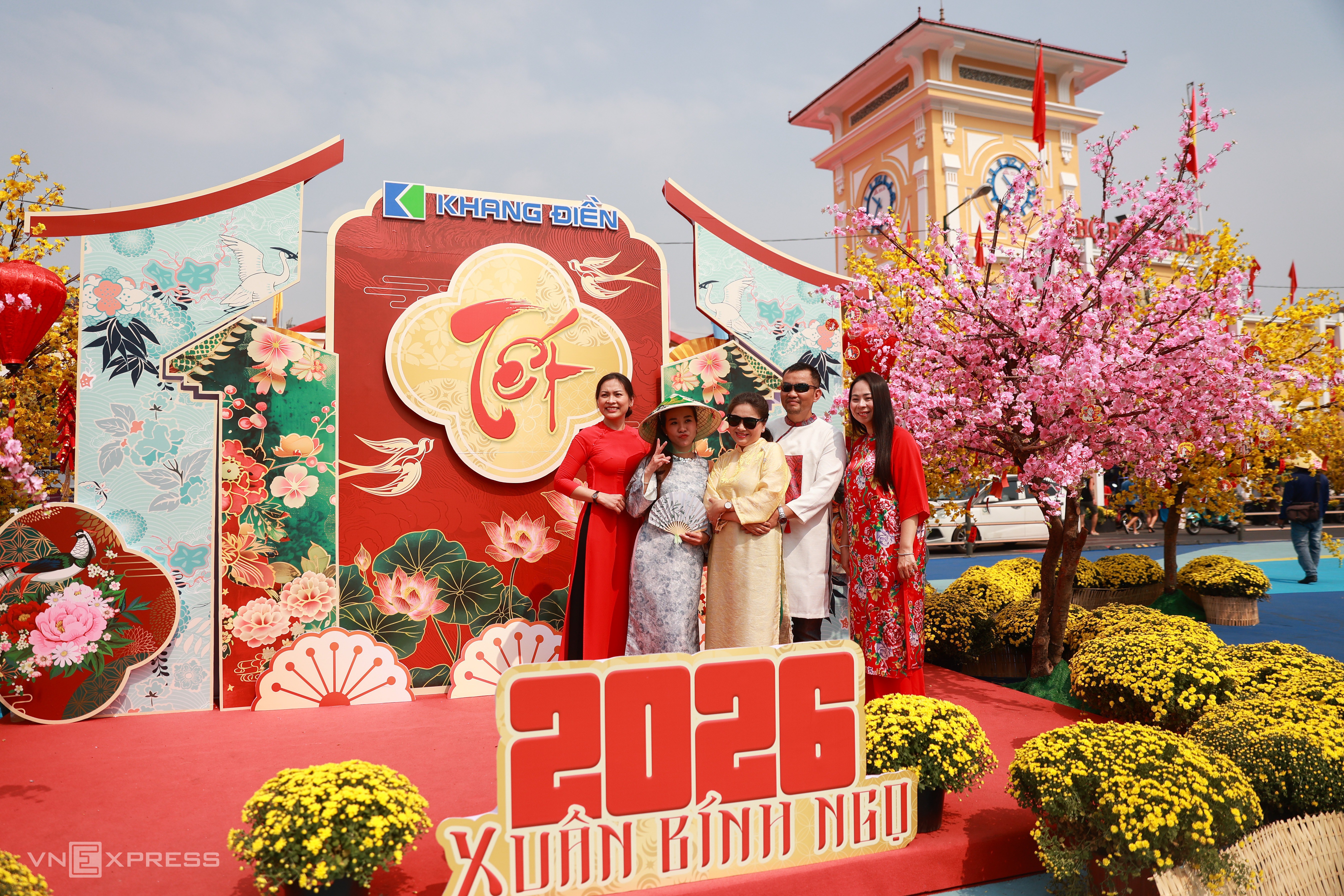 Hai bên hông chợ trang trí nhiều tiểu cảnh, mô hình chủ đề Tết cho mọi người tham quan, chụp hình.