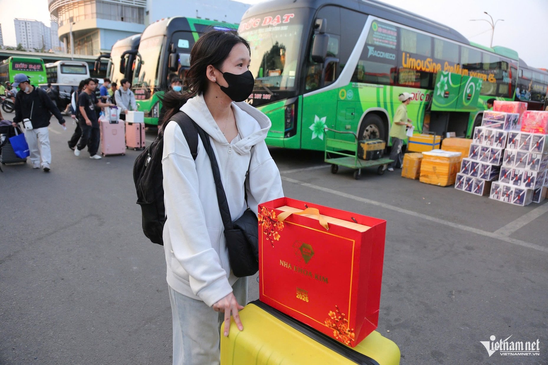 Lỉnh kỉnh đồ đạc, người dân chen chân rời TPHCM về quê đón Tết sớm - 6