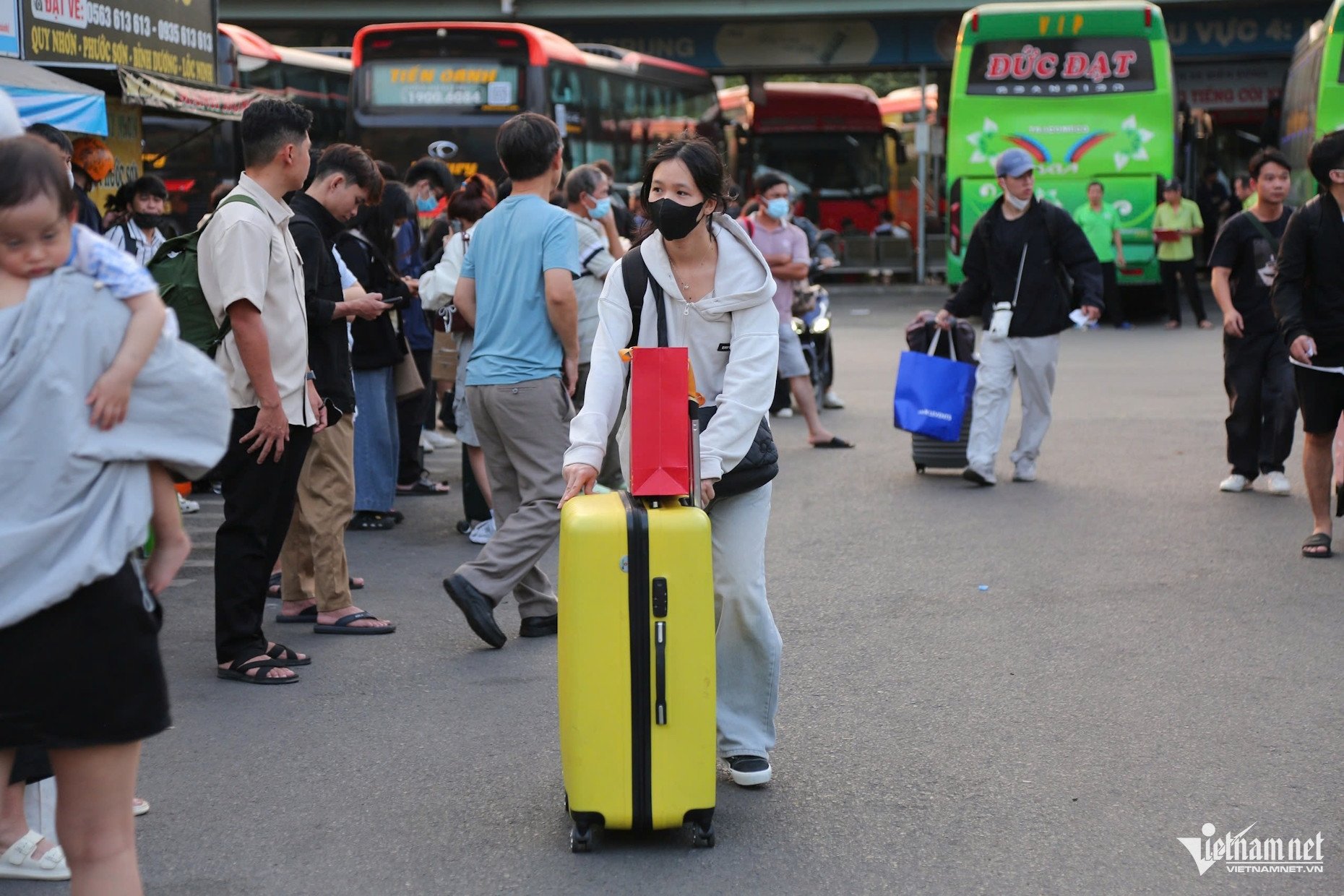 Lỉnh kỉnh đồ đạc, người dân chen chân rời TPHCM về quê đón Tết sớm - 7