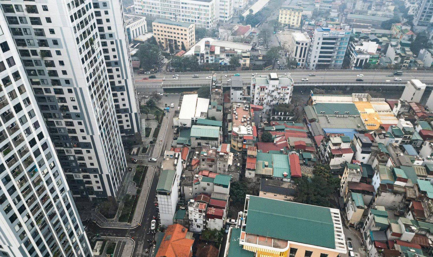 Cận cảnh 'đường cong mềm mại' vừa thông xe, gỡ điểm nóng giao thông vùng lõi Vĩnh Tuy - 7