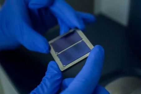 Trung Quốc phá vỡ kỷ lục hiệu suất pin mặt trời perovskite nhờ kỹ thuật mới