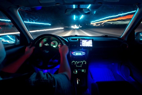 Lái xe đêm nhiều hơn, tôi bắt đầu chú ý đến ánh sáng trong khoang lái