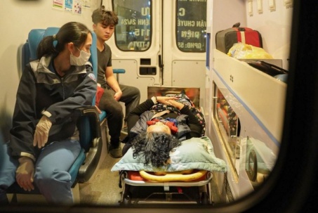 Xe cấp cứu chạy đua với thời gian giữa dòng xe ùn tắc giờ cao điểm ngày giáp Tết