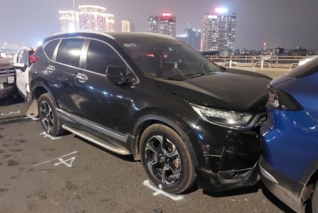 6 ô tô va chạm liên hoàn trên cầu Nhật Tân (Hà Nội)