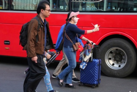 Lỉnh kỉnh đồ đạc, người dân chen chân rời TPHCM về quê đón Tết sớm