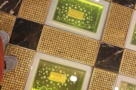 Giá vàng cao, khách sạn tháo dỡ sàn dát vàng đem bán