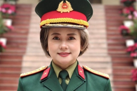 Nữ NSND mang hàm Đại tá khoe mái tóc bạc 'gây sốt'