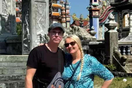 Du khách háo hức đi tham quan… nghĩa địa