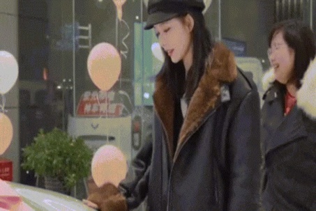 Nữ diễn viên thưởng Tết bằng ô tô cho nhân viên