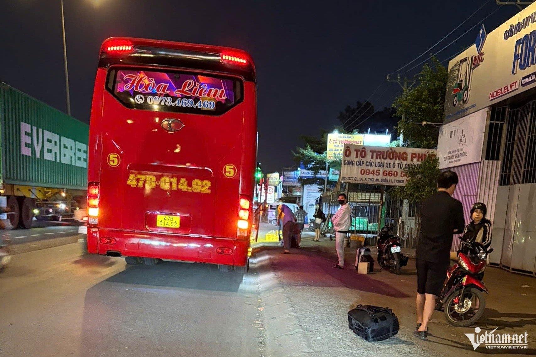 Lỉnh kỉnh đồ đạc, người dân chen chân rời TPHCM về quê đón Tết sớm - 8