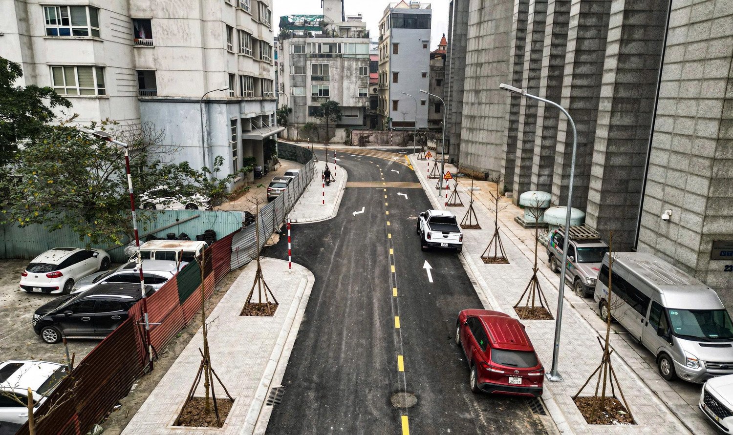 Cận cảnh 'đường cong mềm mại' vừa thông xe, gỡ điểm nóng giao thông vùng lõi Vĩnh Tuy - 8