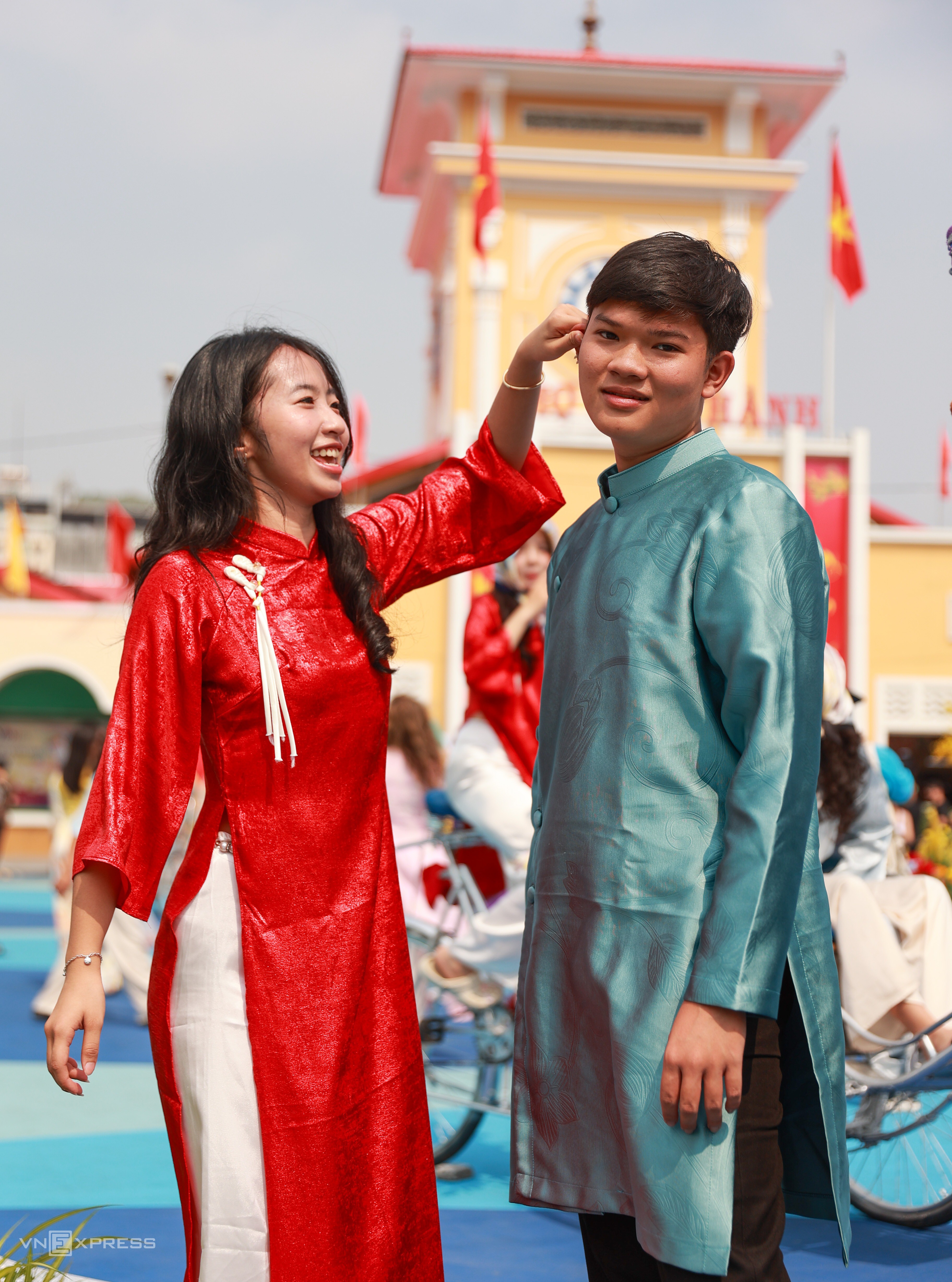 Nhiều bạn trẻ chọn thuê trang phục áo dài, tự chụp hoặc thuê thợ để có bộ hình như ý dịp Tết.