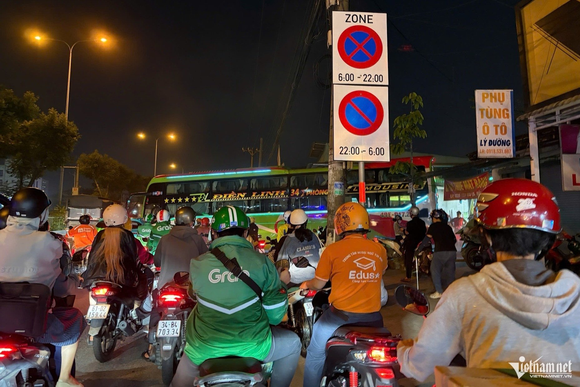 Lỉnh kỉnh đồ đạc, người dân chen chân rời TPHCM về quê đón Tết sớm - 9