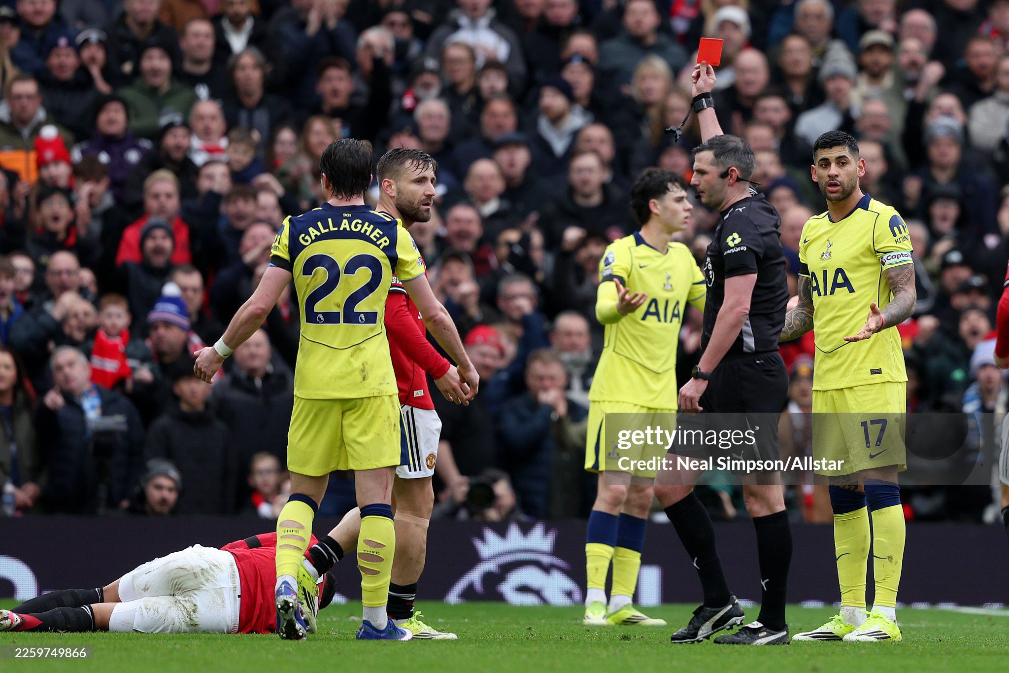 Vẻ mặt vô tội của Romero khi nhận thẻ đỏ không làm Michael Oliver nao núng