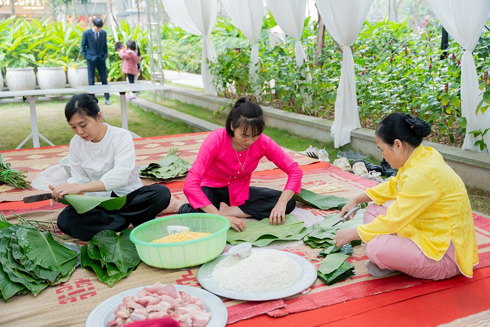 Hoạt động gói bánh chưng quen thuộc mỗi dịp Tết đến Xuân về tại các khu dân cư của cộng đồng “Nhà tôi ở Masterise”