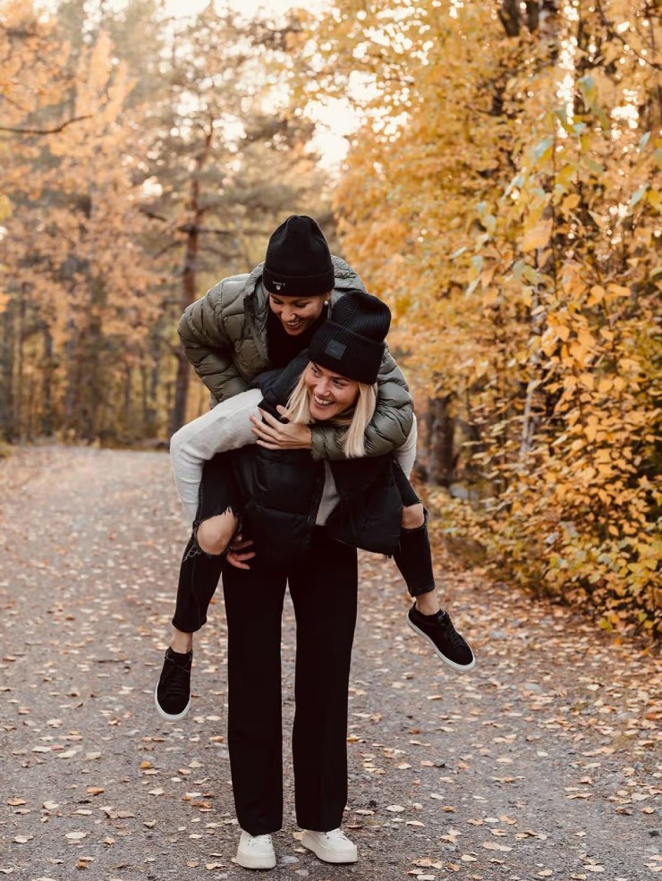 Ronja Savolainen và Anna Kjellbin đại diện cho hai quốc gia khác nhau