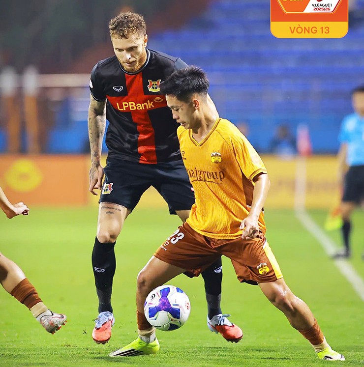 Ninh Bình (áo đen) thua đau trên sân nhà