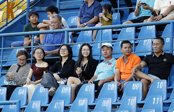 Cả gia đình Thanh Nhàn từ Tây Ninh lên TP.HCM cổ vũ CLB PVF-CAND.