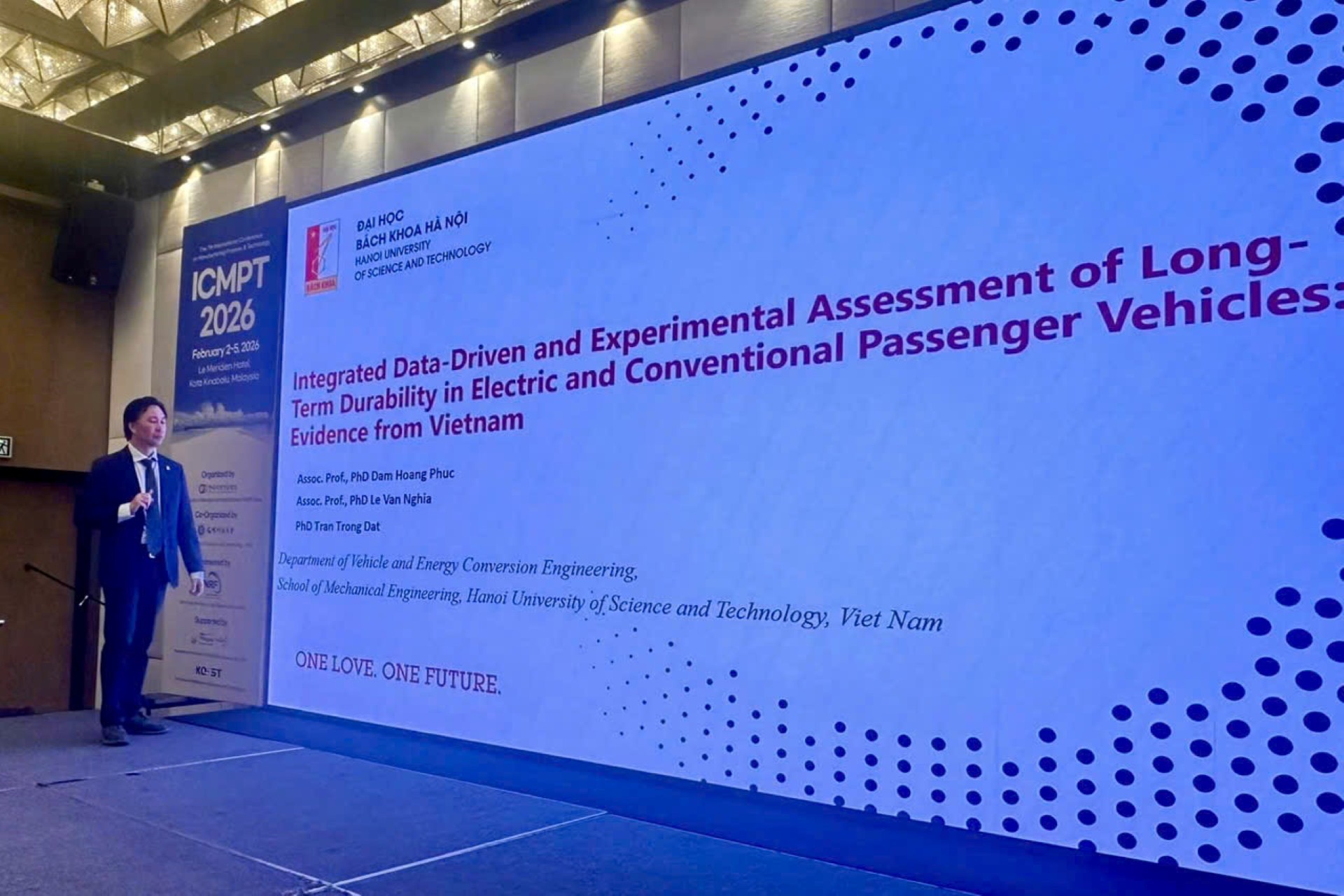 PGS. TS Đàm Hoàng Phúc trình bày báo cáo khoa học so sánh độ bền của xe xăng và xe điện tại hội nghị ICMPT 2026.