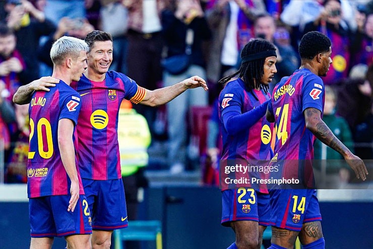 Lewandowski chung vui với đồng đội