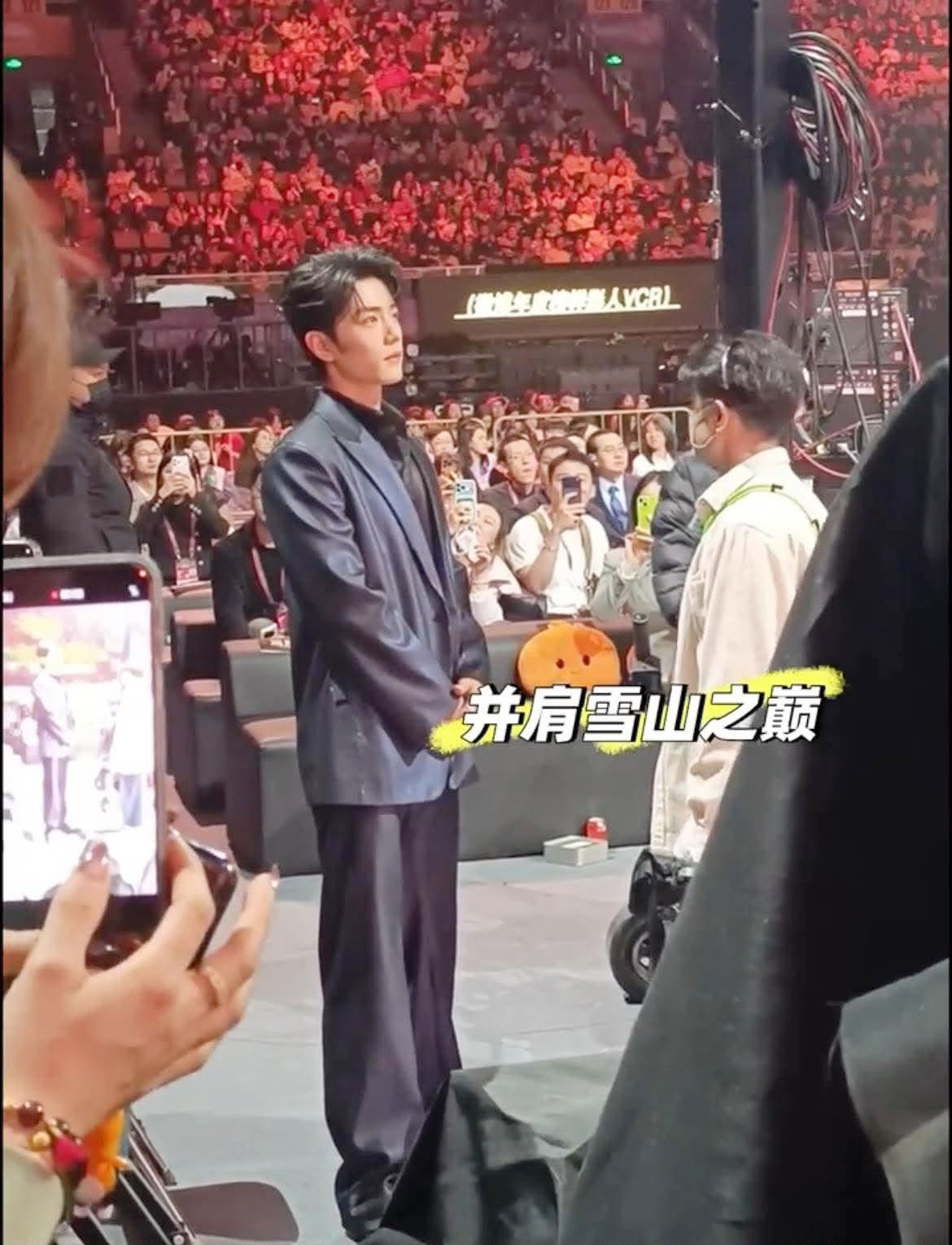 Tiêu Chiến không ngồi vào chỗ dù sao đó nhân viên đã dán lại bảng tên.