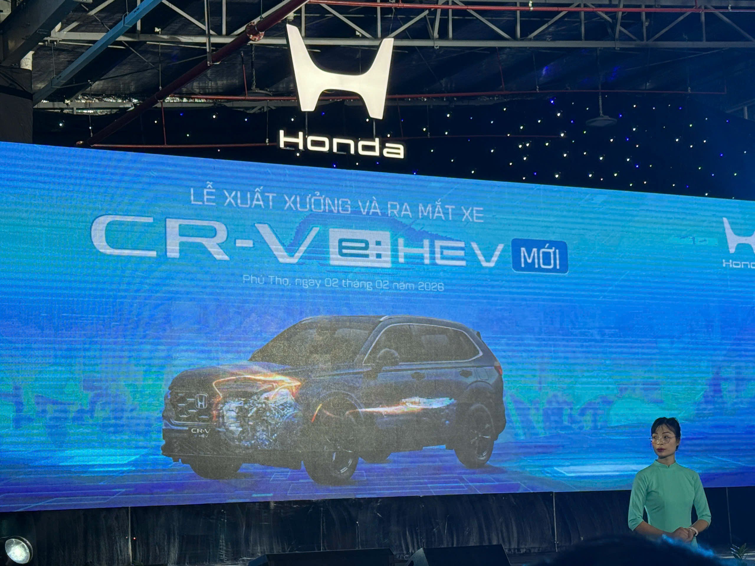 Logo Honda mới xuất hiện tại buổi giới thiệu bộ đôi xe CR-V lắp ráp tại nhà máy Honda Việt Nam.