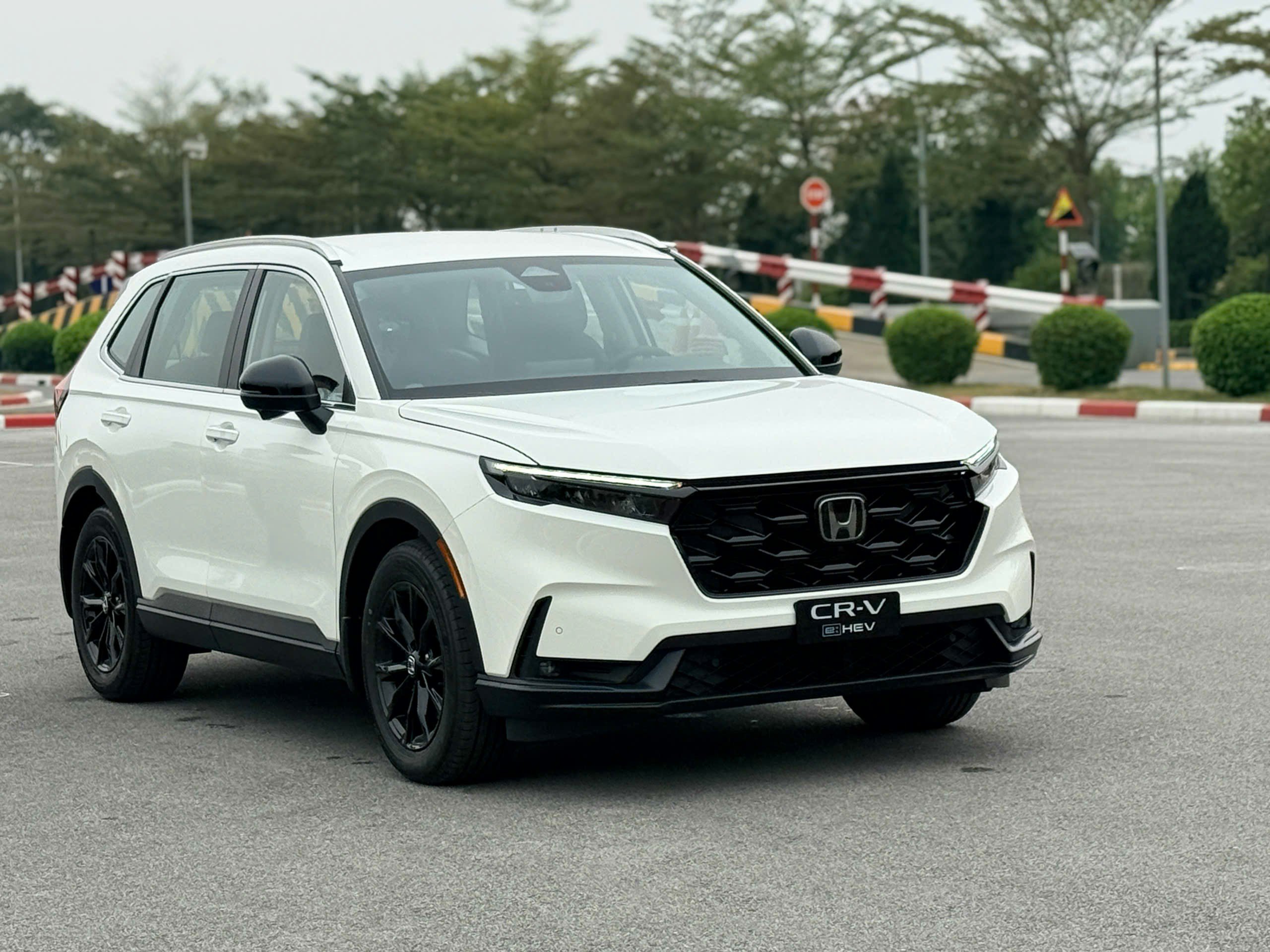 Honda CR-V bản L e:HEV có giá bán 1,17 tỷ đồng.